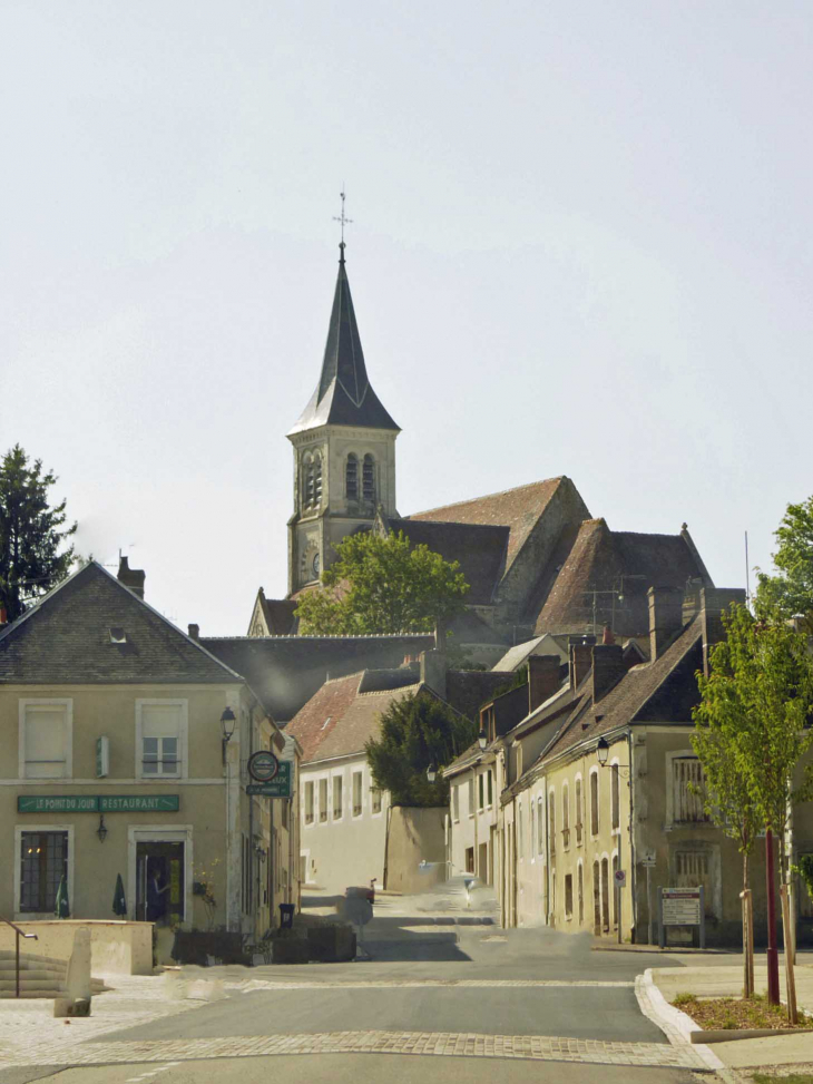 L'église dans le village - Authon-du-Perche