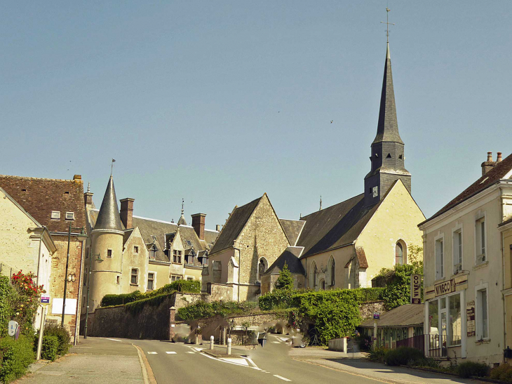 Le centre du village : l'église et le château - Beaumont-les-Autels