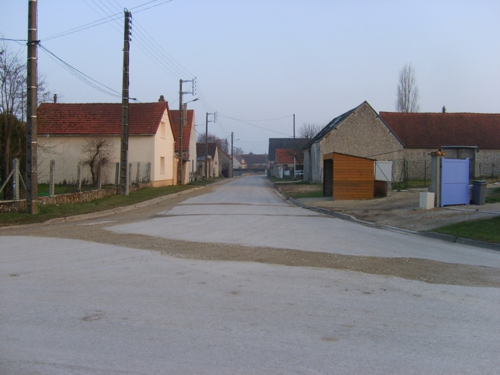 Rue du Luet  prise du carrefour principal - Béville-le-Comte