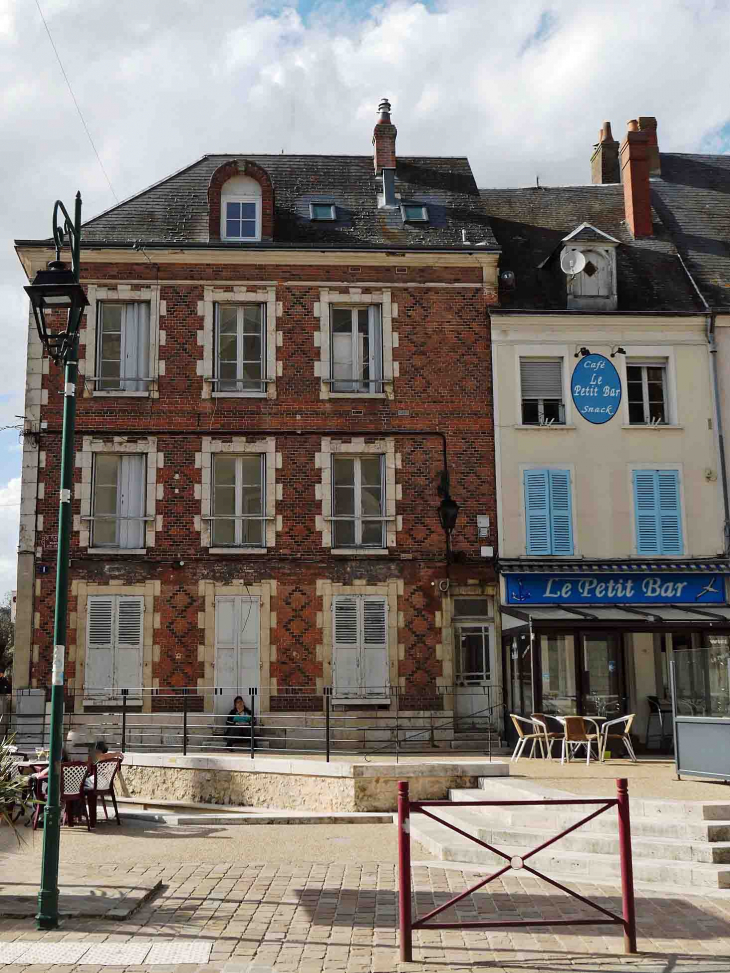 La ^lace devant l'église - Bonneval