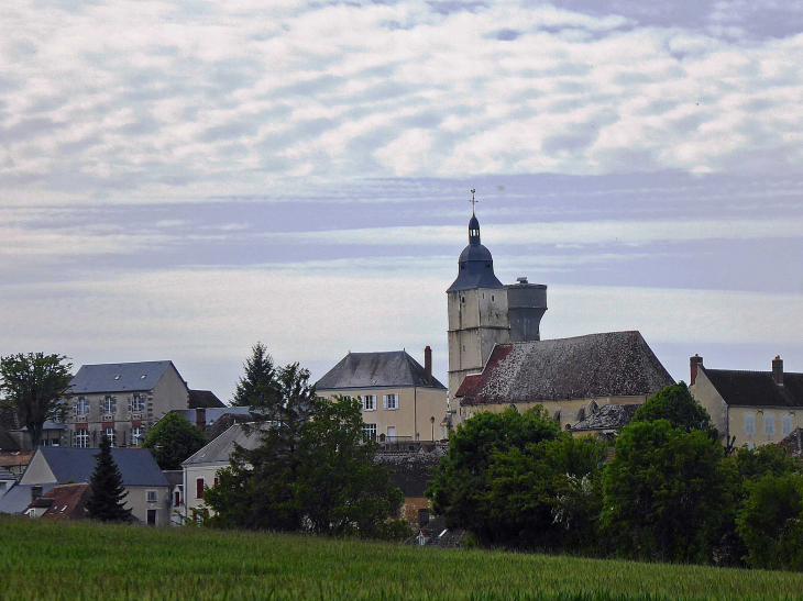 Vue sur le village et son église - Brunelles