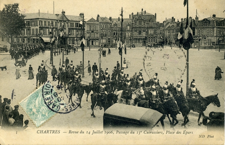 Revue du 14 juillet 1906, passage du 13e Cuirassiers, place des Epars (carte postale de 1906) - Chartres