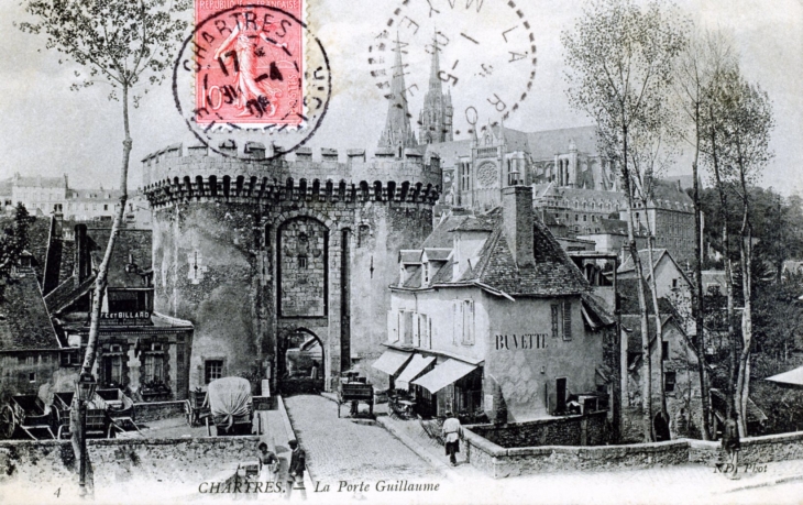 La Porte Guillaume, vers 1906 (carte postale ancienne). - Chartres