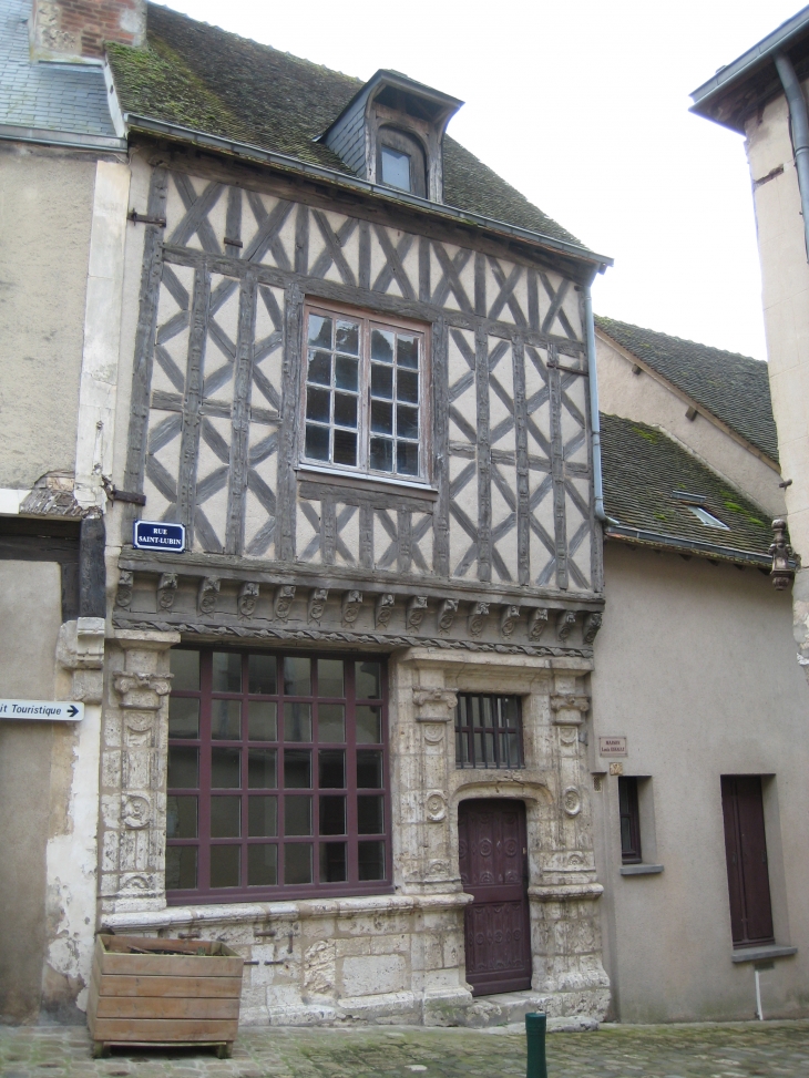 Maison médiévale. - Châteaudun