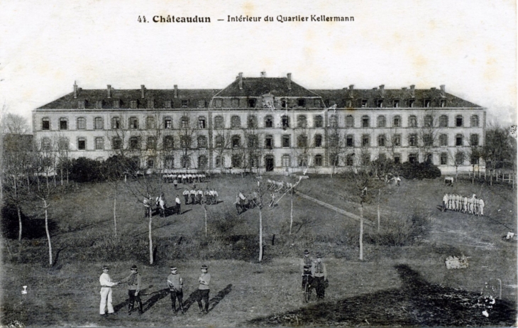 Intérieur du Quartier Kellermann, vers 1919 (carte postale ancienne). - Châteaudun