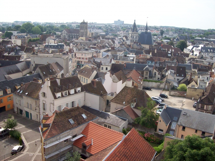 Vue sur la ville prise du chemin de ronde - Dreux