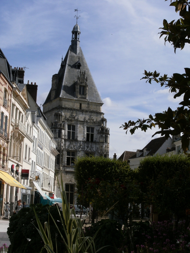 Le beffroi pris de la rue maurice viollette - Dreux