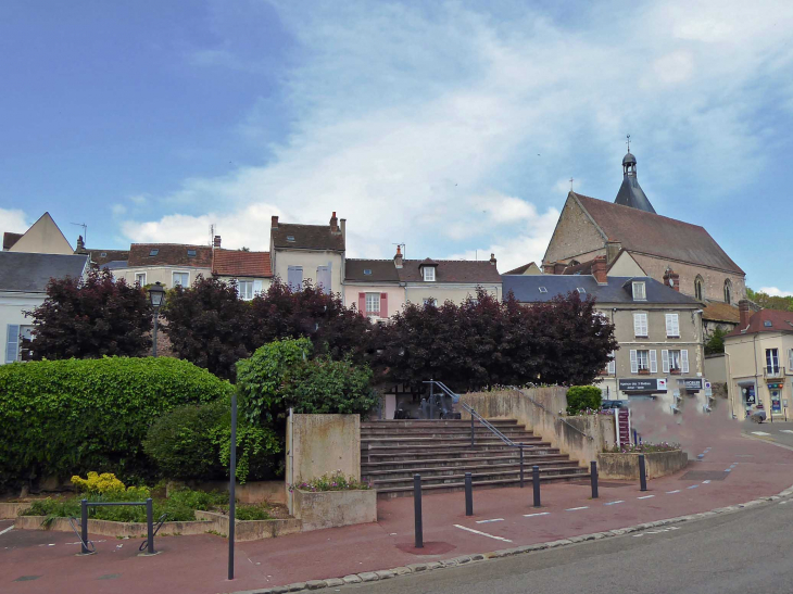 L'église au dessus de la place - Épernon