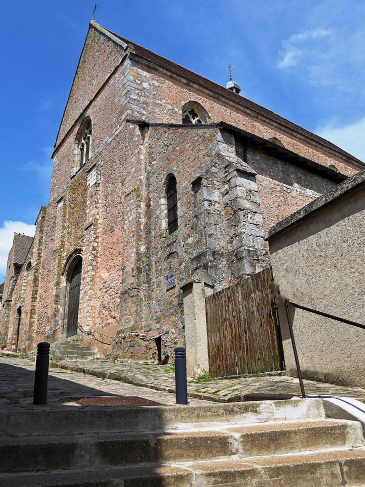 L'entrée de l'église Saint Pierre en haut des marches - Épernon