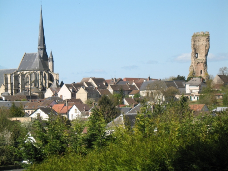 Vue de la Tour et de l'église - Gallardon