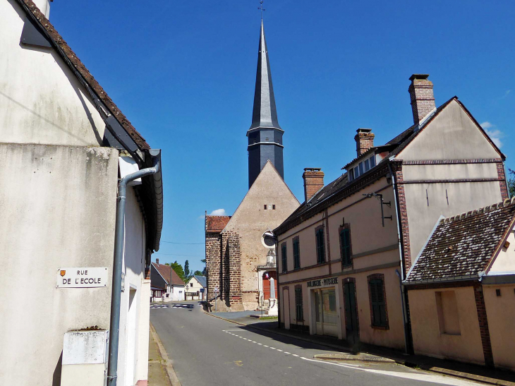 L'église dans la rue principale - Happonvilliers