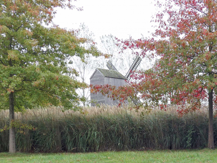 Le moulin sur l'aire d'autoroute de la Leu - Illiers-Combray