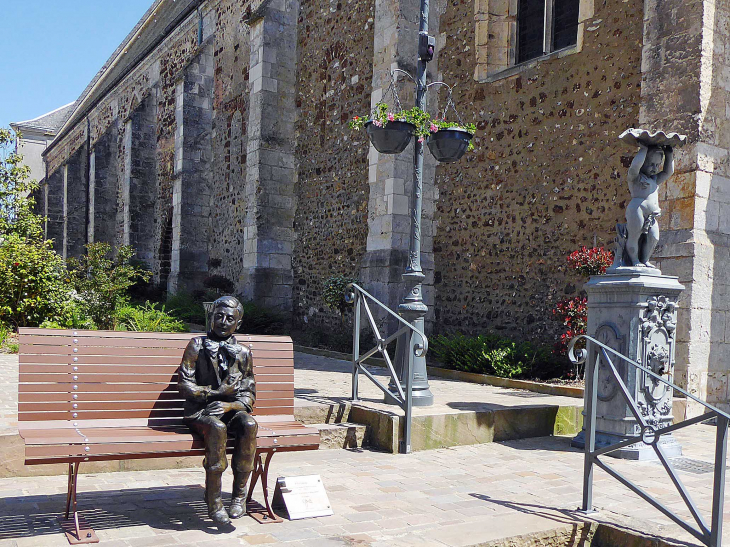 Statue de Marcel Proust au pied de l'église - Illiers-Combray