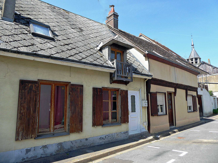 Le clocher aperçu dans une rue de la ville - Illiers-Combray