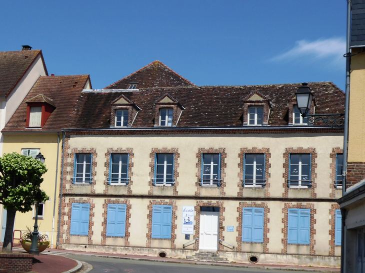 Une école dans la ville - Illiers-Combray