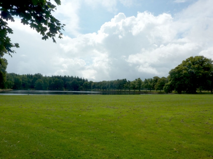 La Ferté Vidame - étang du parc du château de St Simon - La Ferté-Vidame