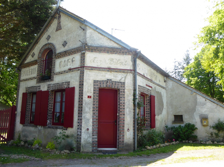 Réveillon  : ancien commerce en bord de route - La Ferté-Vidame