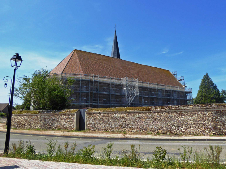 L'église en cours de rénovation - Le Mesnil-Simon