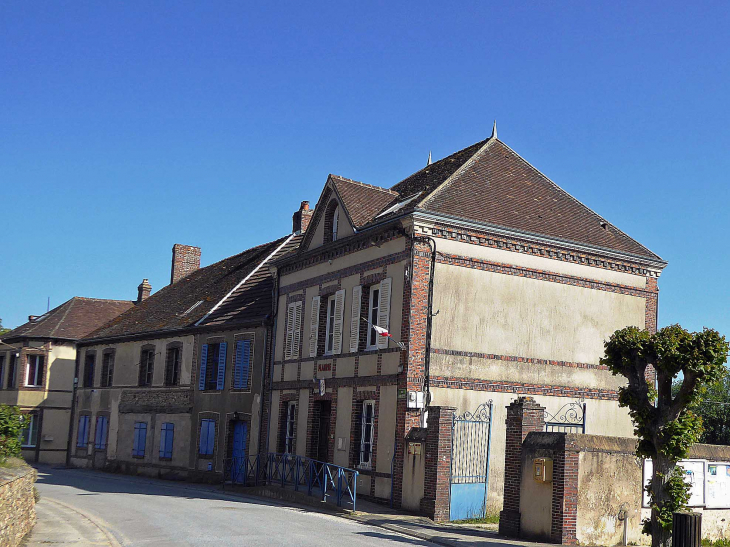 La mairie dans la rue principale - Manou