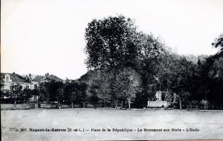 Place de la République - Le monument aux Morts - l'Ecole, vers 1920(carte postale ancienne). - Nogent-le-Rotrou