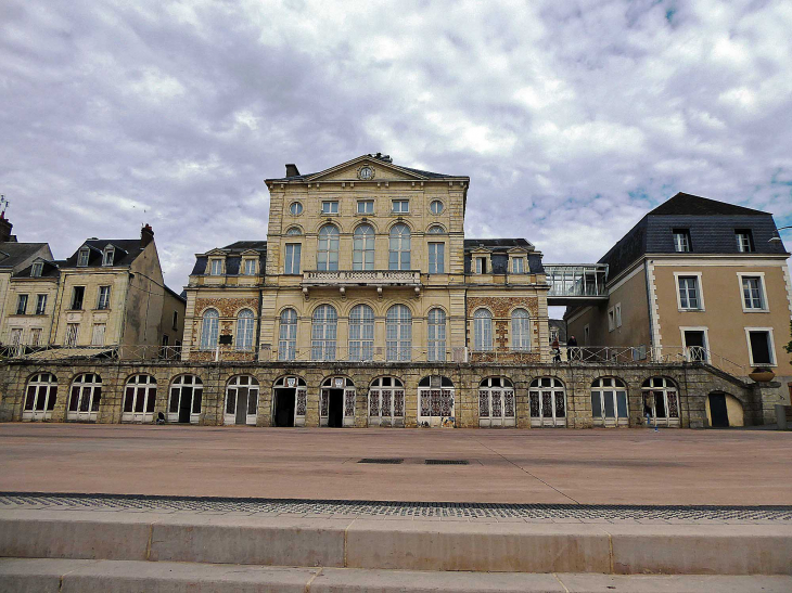 L'hôtel de ville côté place Saint Pol - Nogent-le-Rotrou