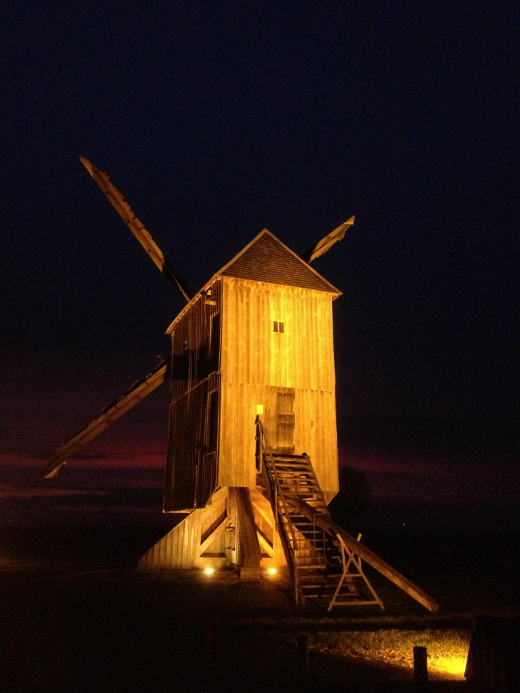 Superbe moulin à vent de Beauce en bois, en état de fonctionnement moulin appelé 