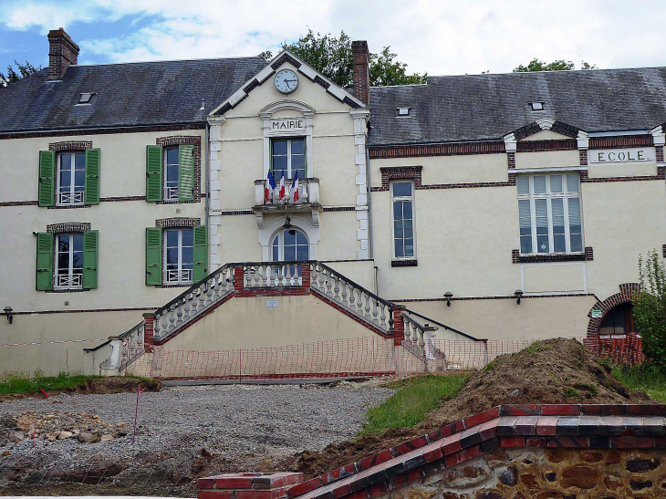 La mairie école - Saint-Denis-d'Authou