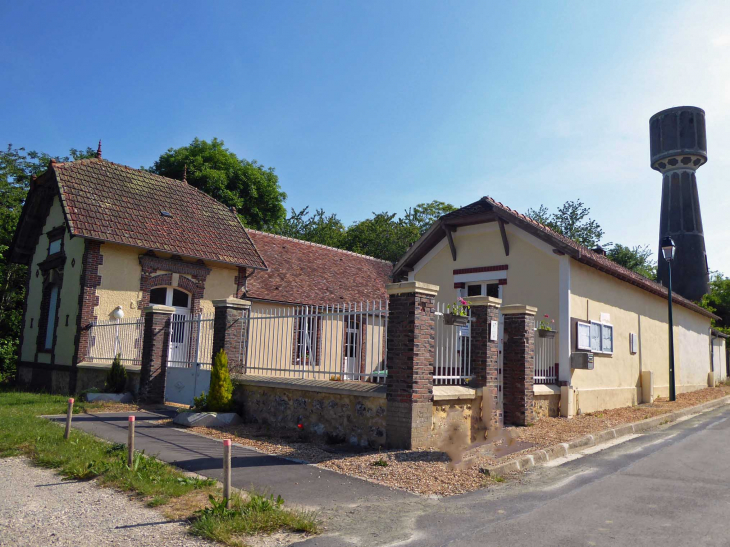 Le château d'eau derrière la mairie - Saint-Jean-de-Rebervilliers