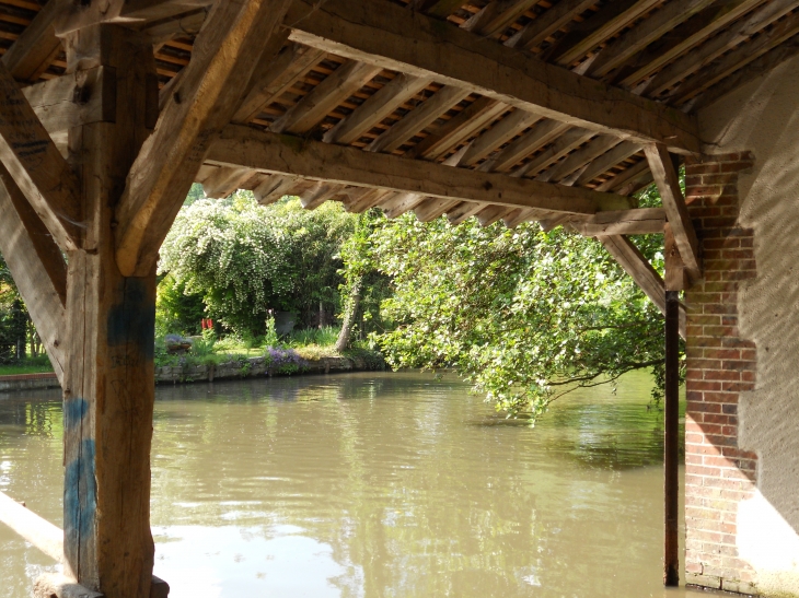 L'intérieur d'un lavoir - Saint-Piat