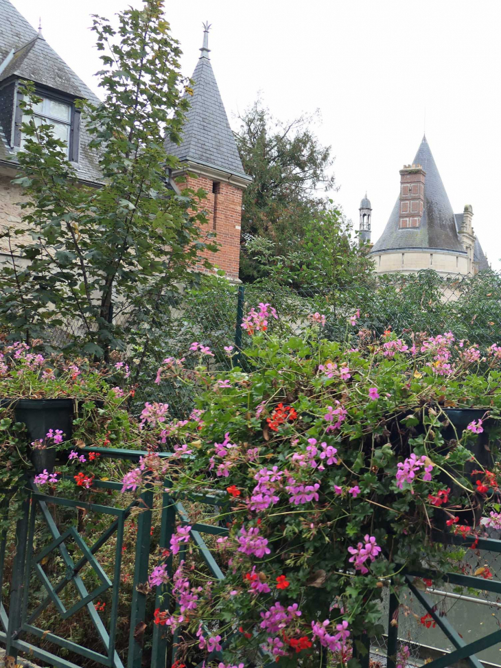 Le château d'Escrimont - Saint-Symphorien-le-Château