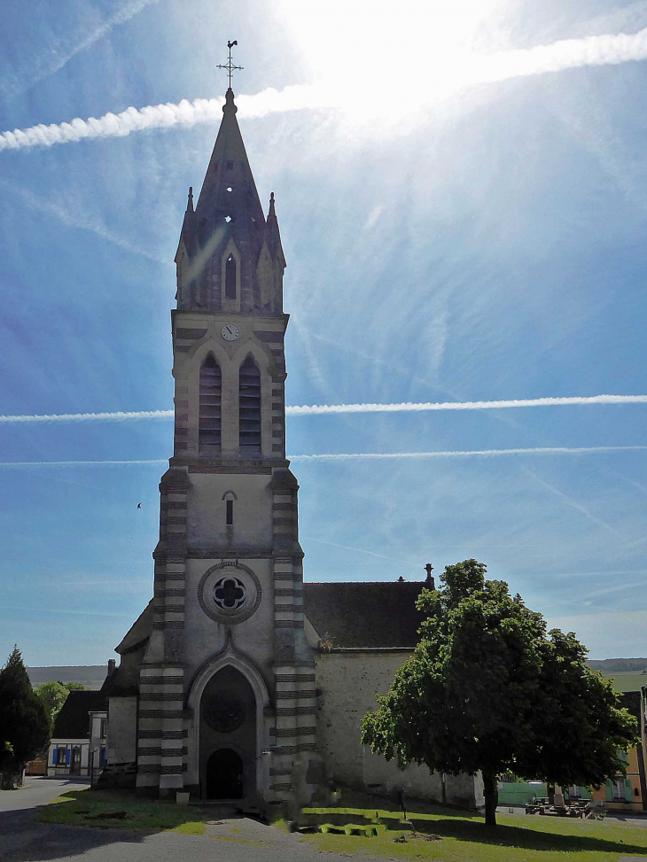 La façade de l'église - Saint-Victor-de-Buthon