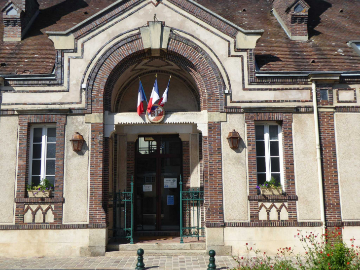 L'entrée de la mairie - Senonches