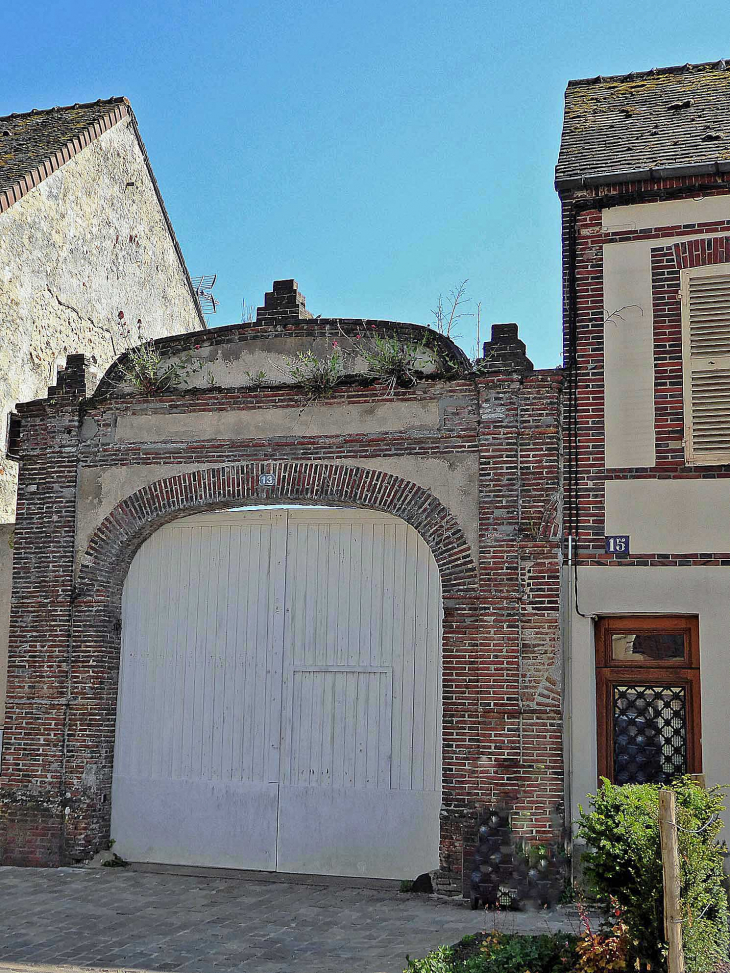 Porche dans la rue principale - Senonches