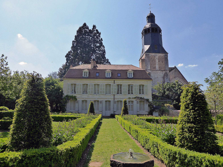 Le collège royal militaire et l'église abbatiale vus du jardin - Thiron Gardais