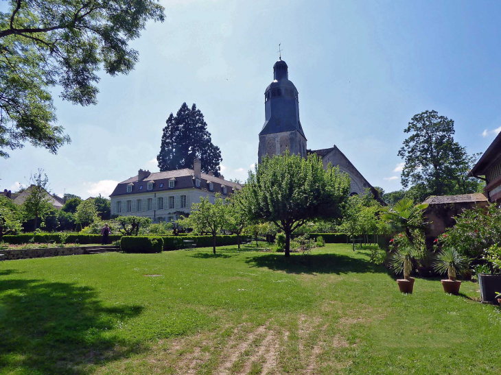 Le collège royal militaire et l'église abbatiale vus du jardin - Thiron Gardais