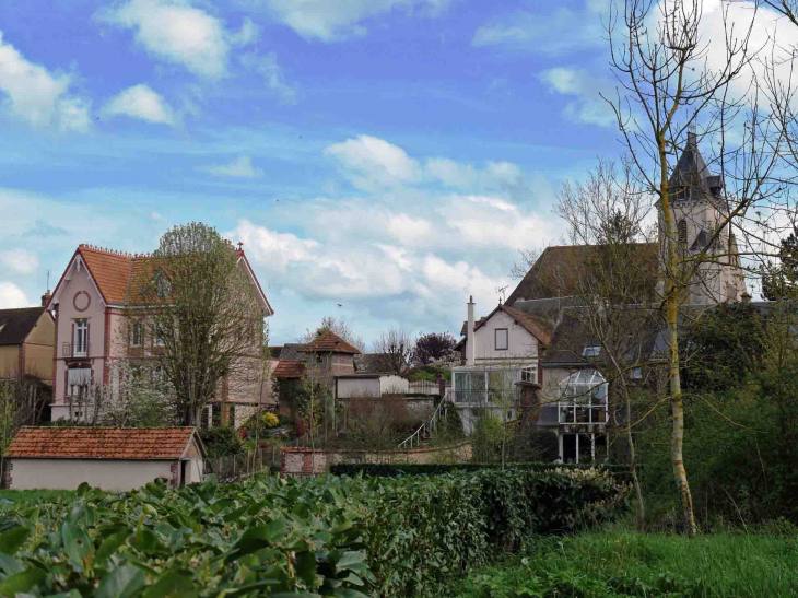 Vue sur le village et l'église - Thivars