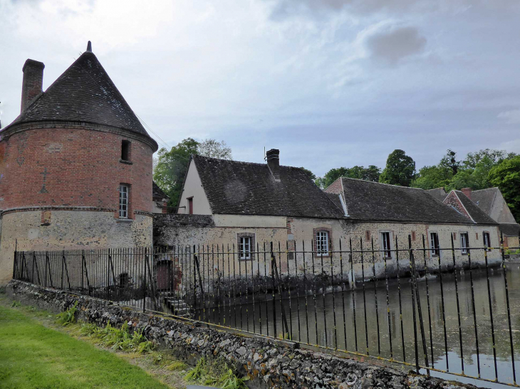 Les communs du château au bord de l'étang - Vérigny