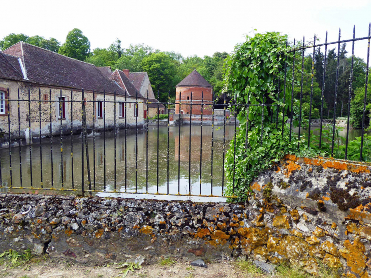 Les communs du château au bord de l'étang - Vérigny