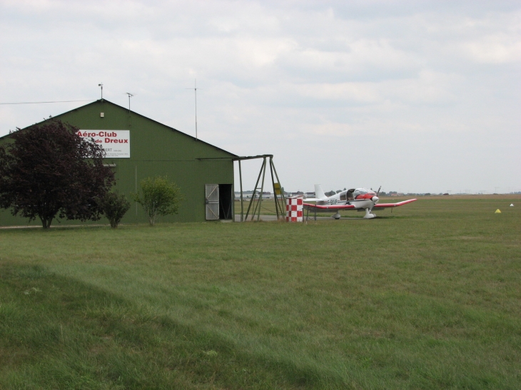 Le terrain d'aviation à Vernouillet route du Mans