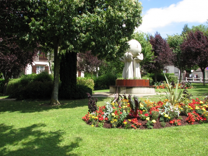 Square près de la mairie . - Vernouillet