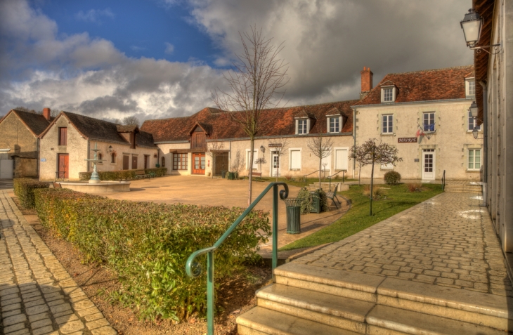 La place de la mairie d'Abilly