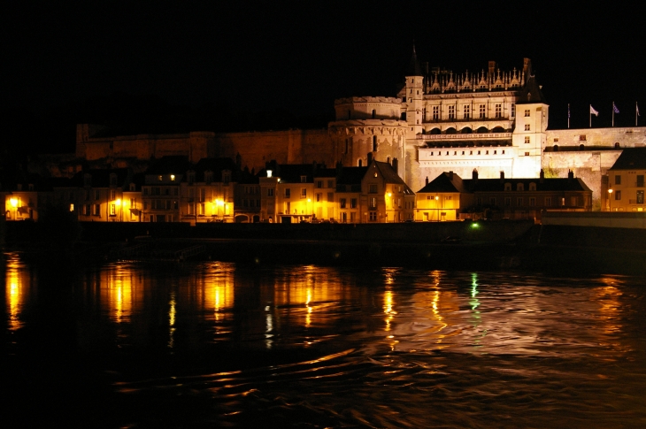 Le château. Sous François 1er, les fêtes se succèdent au château d'Amboise. Passionné par les arts, François 1er fait venir à Amboise Léonard de Vinci qui y passera le reste de sa vie.