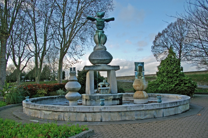 La Fontaine d’Amboise, sculptée par Max Ernst en 1967 et inaugurée en 1968, fait sans doute partie des œuvres pour espace public les plus intéressante du XXe siècle.