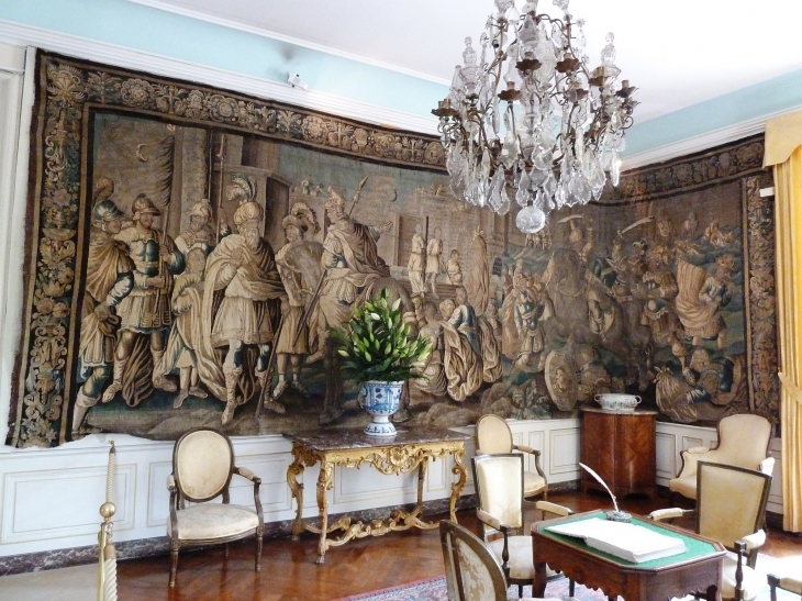 Le clos Lucé : salon avec tapisserie - Amboise