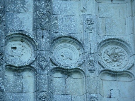 Sculptures façade collègiale - Avon-les-Roches