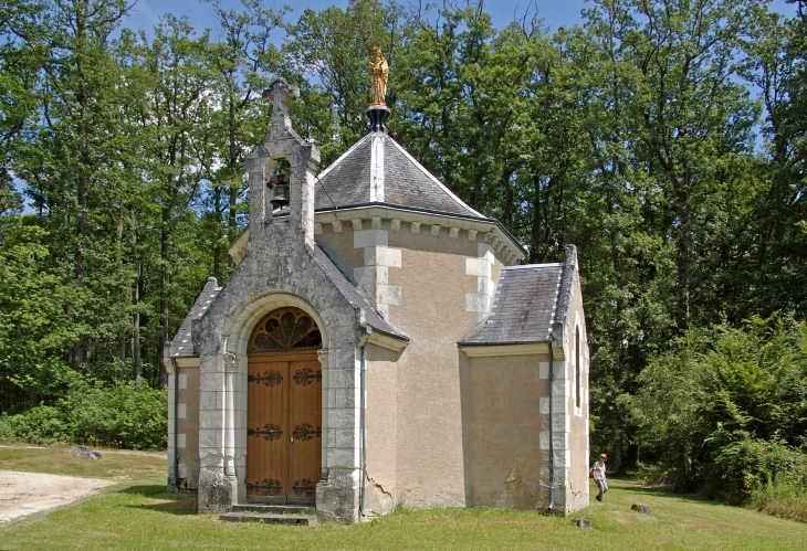 Chapelle Notre Dame du Chêne à Beaumont-Village (Indre et Loire).  La tradition rapporte la découverte par un bucheron, au pied d'un arbre, d'une statue de la Vierge. Transportée à l'église de Montrésor, celle ci serait revenue par ses propres moyens au p