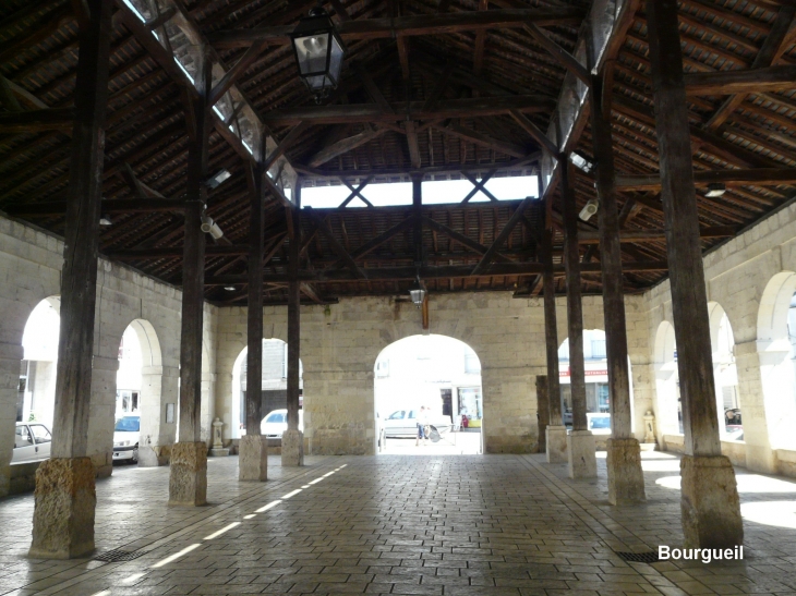 Les halles   Crédit : André Pommiès - Bourgueil