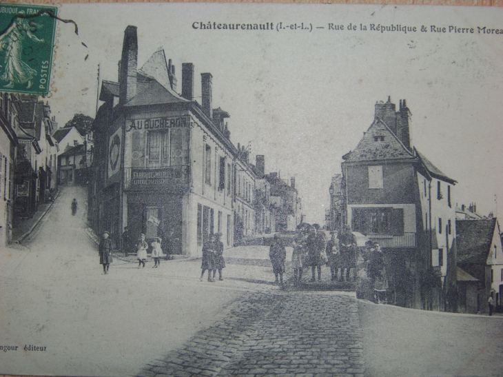 Rue de la république dans le sens de la descente - Château-Renault