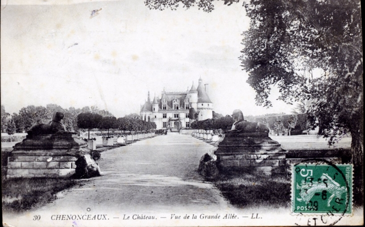 Le château - Vue de la grande Allée, vers 1909 (carte postale ancienne). - Chenonceaux