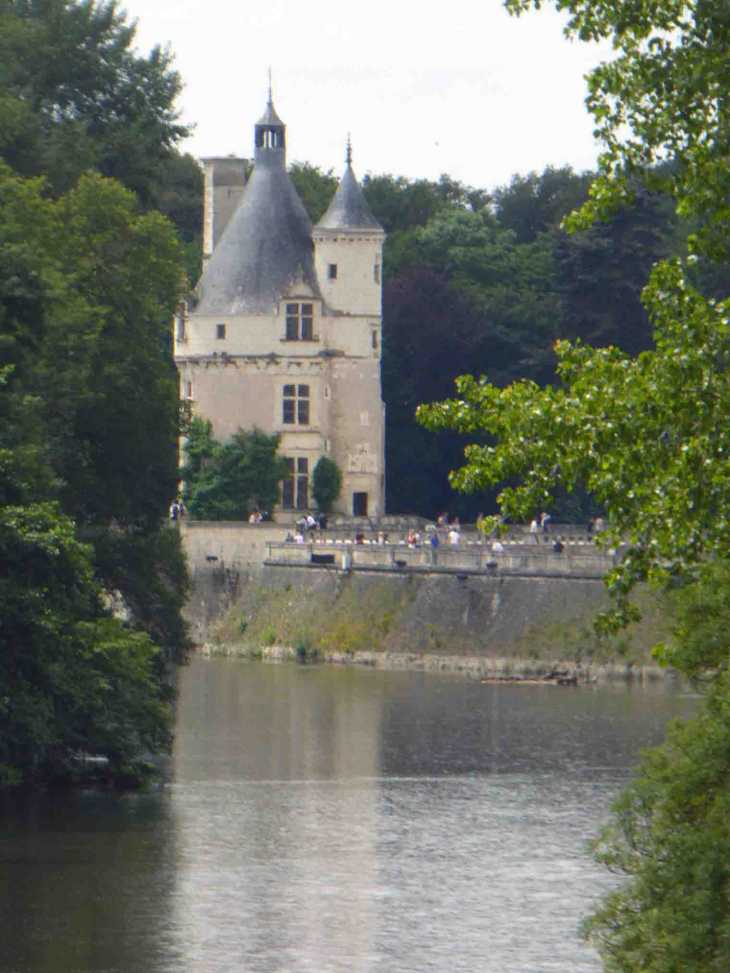 Château de Chenonceau : la tour des Marques vue du pont sur le Cher à Chisseaux - Chenonceaux